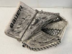 lot 64 image: Used Bauer Reactor 2000 Jr Goalie Catcher