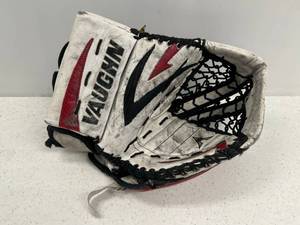 lot 75 image: Used Vaughn V5 7260 Goalie Catcher Jr