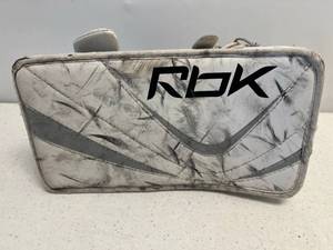 lot 84 image: Used Reebok Goalie Blocker Yth 6K