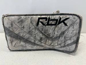 lot 91 image: Used Reebok Goalie Blocker 6K Yth