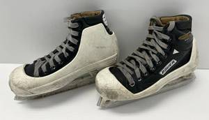 lot 105 image: Used Bauer 1000 Goalie Skates Shoe Size 4