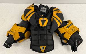 lot 113 image: Used Goalie Reebok 5K Protective Chest Plate Yth