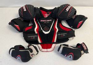 lot 138 image: Used Bauer Vapor X40 Goalie Chest Plate Jr M