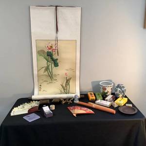 lot 1210 image: Asian Themed Dcor