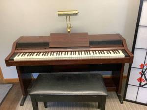 lot 1280 image: Roland Piano 5500