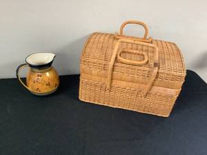 lot 1253 image: Picnic Basket