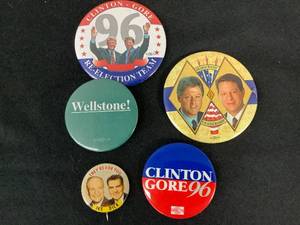 lot 1261 image: Button Lot