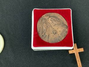 lot 1242 image: Warranted 14k U.S. Assay 50528 Pocket Watch Holder and Other Coins and Metals