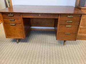 lot 1363 image: Desk