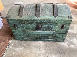 lot 1369 image: Antique Chest