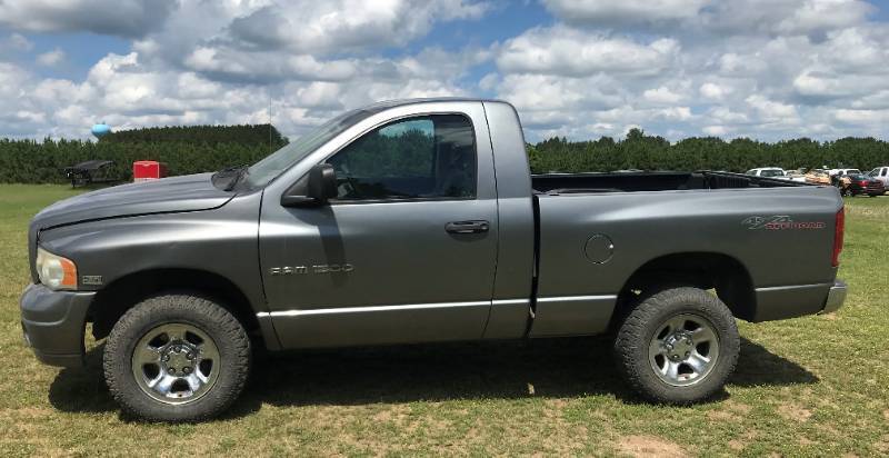 lot 2 image: 2005 Dodge Ram 1500 SLT 4x4