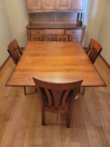 lot 10 image: Amish Furniture Dining Table