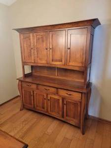 lot 11 image: Amish Furniture Kitchen Hutch