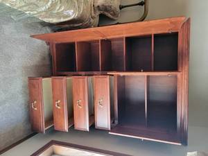 lot 17 image: Amish Furniture Bedroom Hutch