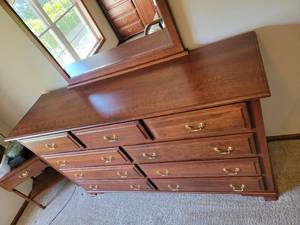 lot 19 image: Amish Furniture Bedroom Dresser Vanity