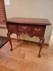 lot 56 image: Pennsylvania Queen Anne Lowboy
