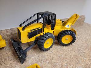 lot 122 image: John Deere Road Construction Group