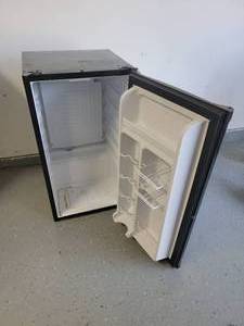lot 144 image: Danby Bar Refrigerator