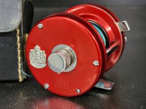 lot 24 image: Vintage Ambassadeur 5000 Bait Caster