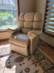 lot 3 image: Power Lift and Recline Chair by UltraComfort