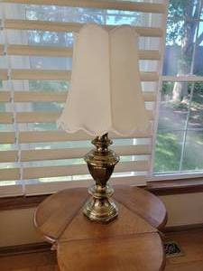 lot 99 image: Classic Brass Table Lamp