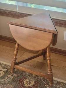 lot 26 image: Vintage Drop Leaf Clover Accent Table
