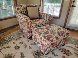 lot 2 image: Fantastic Floral Armchair and Ottoman by King Hickory