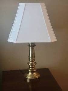 lot 98 image: Traditional Brass Table Lamp