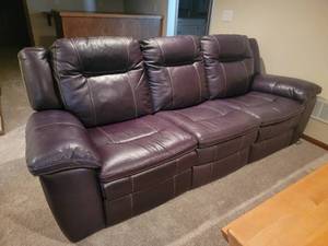 lot 1 image: Ultra-Comfortable Electric Reclining Sofa