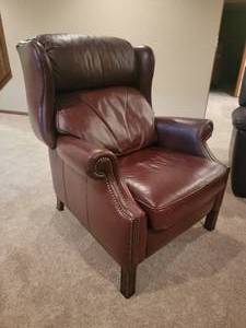 lot 49 image: Luxury Reclining Armchair