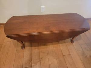 lot 27 image: Lovely Drop Leaf Coffee Table