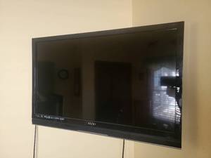 lot 36 image: Vizio M-Series 32 LED HDTV