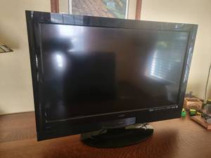 lot 37 image: Vizio 32 1080p HD Smart TV