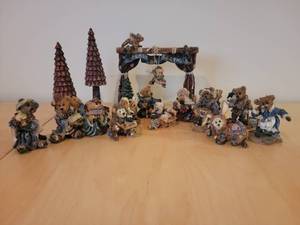 lot 43C image: Boyds Bears Ceramic Figurine Collection C