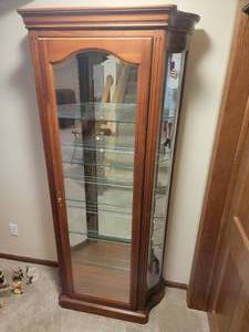 lot 29 image: Lovely Bow Front Display Curio Cabinet