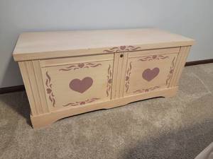 lot 94 image: Charming Wood Toy Chest