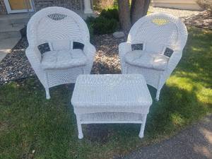 lot 33 image: Classic Wicker Seating Set