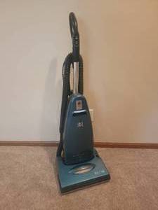 lot 230 image: Riccar Vacuum