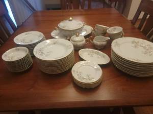 lot 73 image: Tirschenreuth Pasco Apple Blossom Fine China Service for 12