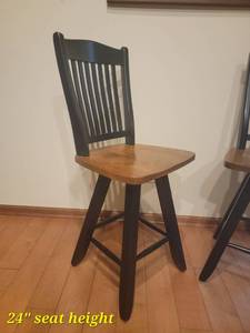 lot 28 image: Classic Counter Stools