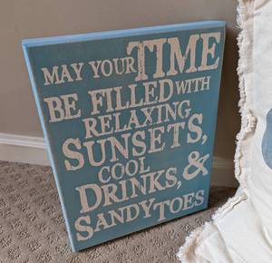 lot 38 image: Fun Beach Themed Decor