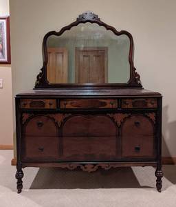 lot 40 image: Vintage Mahogany Mirrored Dresser