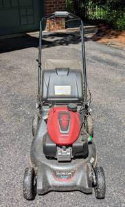 lot 62 image: Honda HRN-216 Self Propelled Lawnmower