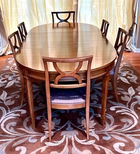 lot 24 image: Lovely Vintage Drexel Dining Room Table and Six Chairs