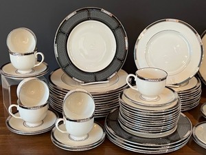 lot 13 image: Beautiful Set of Lenox Presidential Collection Hancock Platinum China