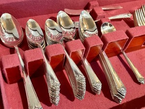lot 18 image: Vintage Rogers Silver Plate Flatware Set
