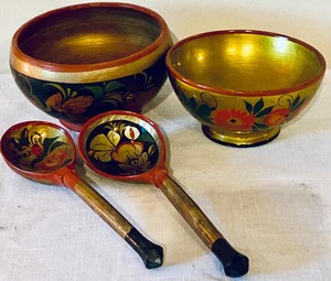 lot 91 image: Festive Serving Bowls with Utensils