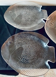 lot 148 image: Glass Fish Platter and Four Matching Plates
