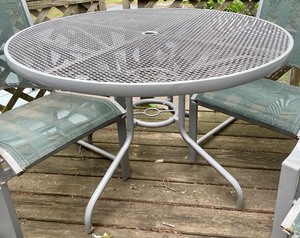 lot 151 image: Aluminum Patio Set with 4 Chairs