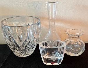 lot 165 image: Crystal and Clear Glass Vases